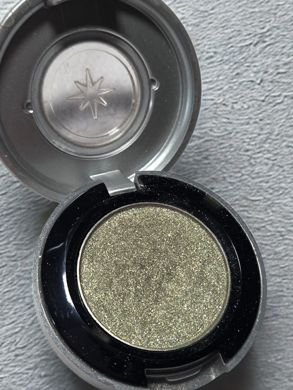 Shimmering Olive Green Pressed Eyeshadow - Metallic Finish